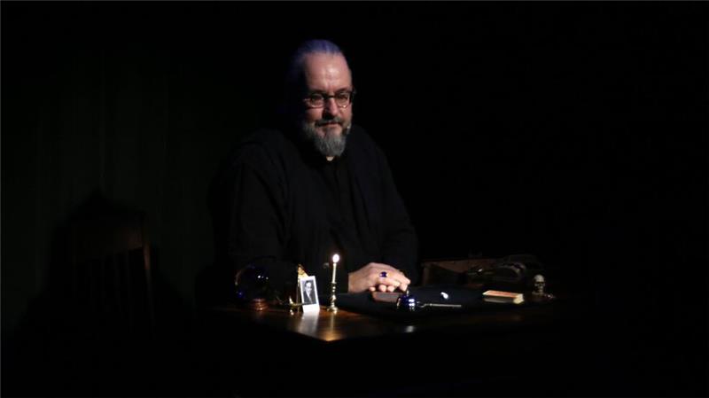 Tricks, Tarot und Beschwörungen in der Geisterwelt Gespenstisch: Wird es gelingen, mit dem Zauberkünstler Harry Houdini (1874 bis 1926) Kontakt aufzunehmen?