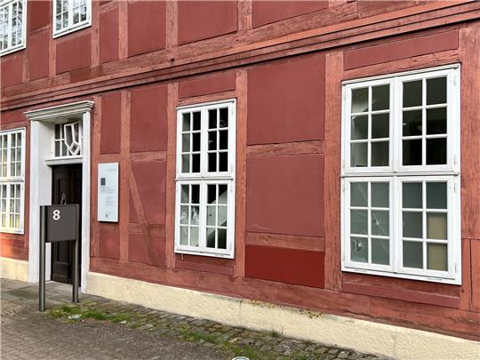 Gesplitterte Fensterscheiben sind an einem Gebäude der Stiftung niedersächsischer Gedenkstätten zu sehen.
