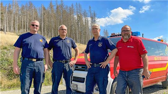 Gespräche über Waldbrände: Andreas Lück (stellvertretender Zugführer Waldbrandeinsatzzug, von links), Andreas Prost (Mitarbeiter der FTZ Goslar), Kreisbrandmeister Uwe Fricke und Carsten Schlabach von der Firma Dönges. Foto: Kreisfeuerwehr Goslar