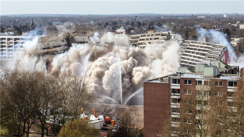 Gesprengt wurde wie schon 2019 nach der „Kipp-Kollaps-Faltung“. Dabei wird zeitversetzt zweimal gesprengt, so dass das Gebäude erst kippt und dann kollabiert. (Archivbild)