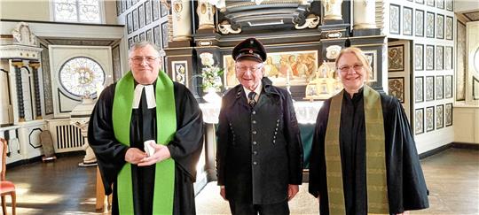 Gestalten die bergmännische Andacht in der Maria-Magdalenen-Kirche: Pastorin Astrid Schwerdtfeger, Superintendent a.D. Volkmar Keil (links) und Hermann Hemschemeier.  Foto: Weiss