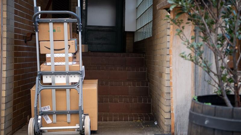 Reform des Postgesetzes: Ampel einigt sich auf Kompromiss Gestapelte Pakete in einem Hauseingang. Das Postgesetz ist in seinen wesentlichen Teilen schon seit 1998 gültig.