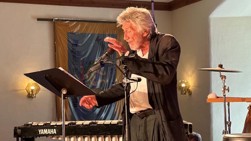 Gestenreich liest Christian Brückner bei den Musiktagen auf der Bühne im Bündheimer Schloss aus "Moby Dick" vor.