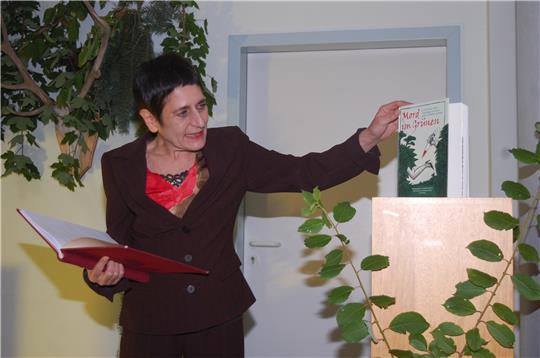 Gestenreich stellt Marjam Azemoun das Buch „Mord im Grünen“ vor, aus dem sie in der Stadtbücherei liest.  Foto: Breutel