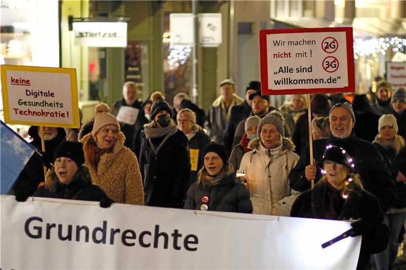 Montagsspaziergänge: Mehr als 480 Personen protestieren gegen Coronamaßnahmen Gestern Abend in Goslar: Gegner der Corona-Maßnahmen ziehen durch die Altstadt zur Kaiserpfalz. Foto: Epping