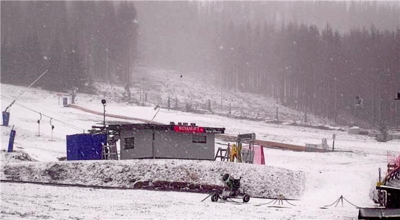 Pisten am Braunlager Wurmberg werden wieder beschneit Gestern Mittag zeigt die Webcam der Wurmbergseilbahn, wie sich die Pisten am Hexenritt langsam mit Neuschnee füllen. Screenshot: GZ