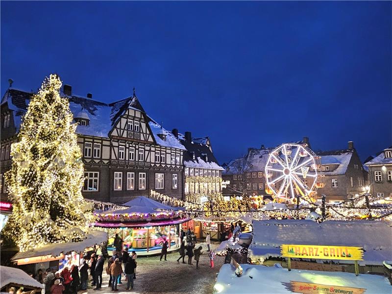 Goslarer Weihnachtsmarkt ist offiziell eröffnet Gestern Nachmittag herrscht schon ordentlich Trubel beim Weihnachtswald. Foto: Sowa