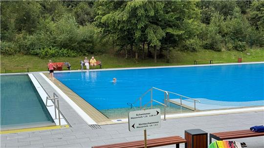 Gestern gegen Mittag hält sich der Ansturm noch in Grenzen, nur ein Schwimmer ist im großen Becken. An diesem Wochenende soll es aber mehr werden.