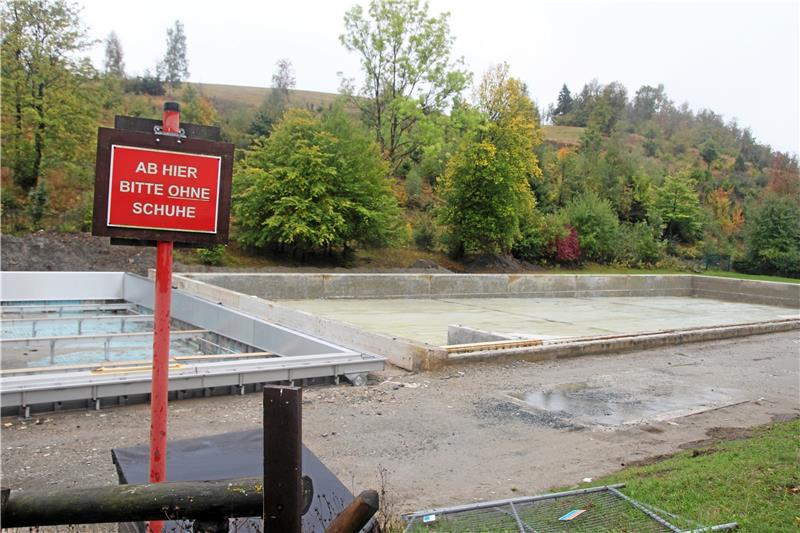 Freibad-Sanierung in Hohegeiß wird eine Million Euro teurer Gestern ruhen die Sanierungsarbeiten am Walschwimmbad Hohegeiß, in dem in beiden größeren Becken keine Fliese mehr zu sehen ist, aus Witterungsgründen. Fotos: Eggers