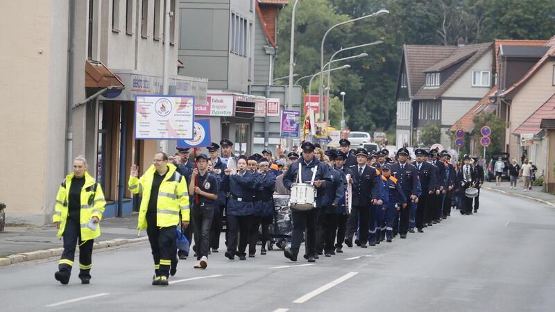Gestern zog der Festumzug durch Oker. Rund 650 Teilnehmer waren dabei, 28 Ortsfeuerwehren marschierten mit.