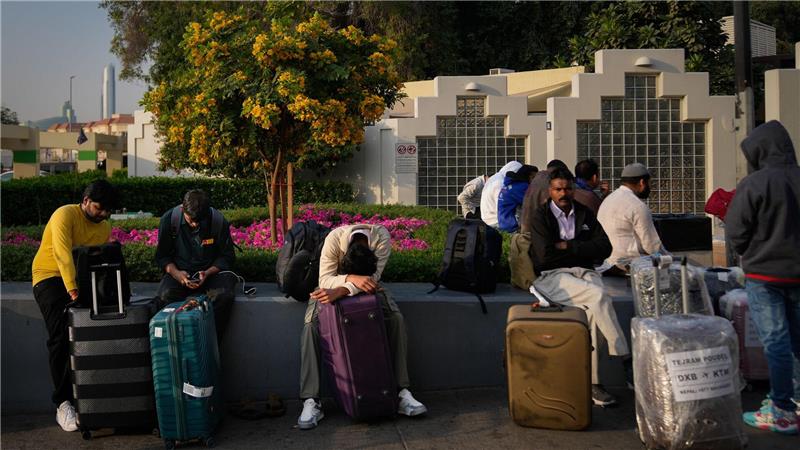 Gestrandet in Kriegszone: Urlauber sitzen in Golfregion fest Gestrandete Passagiere warten auf dem Flughafenparkplatz in Dubai.