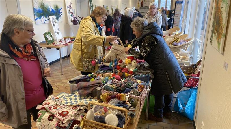 Kreative Gruppen bauen im Haus der Kirche eine bunte Meile auf Gestricktes in vielen Formen ist beim Kreativ-Basar des Mehrgenerationenhauses im Angebot. Besonders beliebt sind die Socken.
