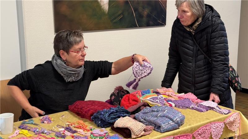 Gestricktes und Gehäkeltes ist immer gefragt: Handarbeiten sind bei dem Basar im Mehrgenerationenhaus Bad Harzburg Trumpf.