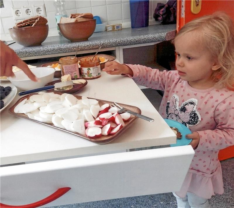 Gesunde Ernährung: Regionales Gemüse unter anderem wird angeboten, Obst, vegetarische und vegane Brotaufstriche kommen ebenso aufs Buffet. Die Kinder können sich selbst aussuchen, was sie davon frühstücken möchten. Das mehrwöchige Ernährungs-Projekt im Kindergarten Marktstraße ist gesponsert von der Vaupel-Kita-Stiftung Oberharz – und kann auch von anderen Einrichtungen beantragt werden. Archiv-Foto: Privat
