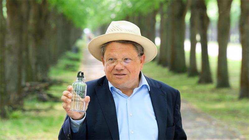 Gesundheitsminister Andreas Philippi beim Hitzeaktionstag vor einem Jahr mit Trinkflasche und Sonnenhut. (Archivbild)