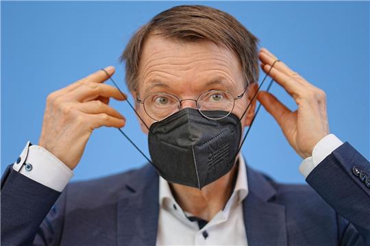 Gesundheitsminister Karl Lauterbach. Eine neue Pandemie-AG soll künftig für bessere und abgestimmte Kommunikation zu Impfempfehlungen sorgen.