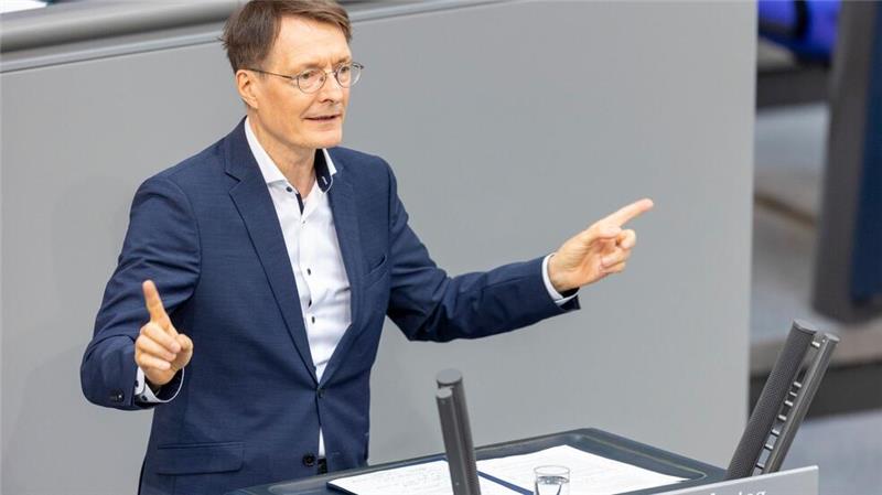 AOK-Chefin: Privatversicherte bei Klinikreform einbeziehen Gesundheitsminister Karl Lauterbach (SPD) ist von der Reform fest überzeugt. (Archivbild)