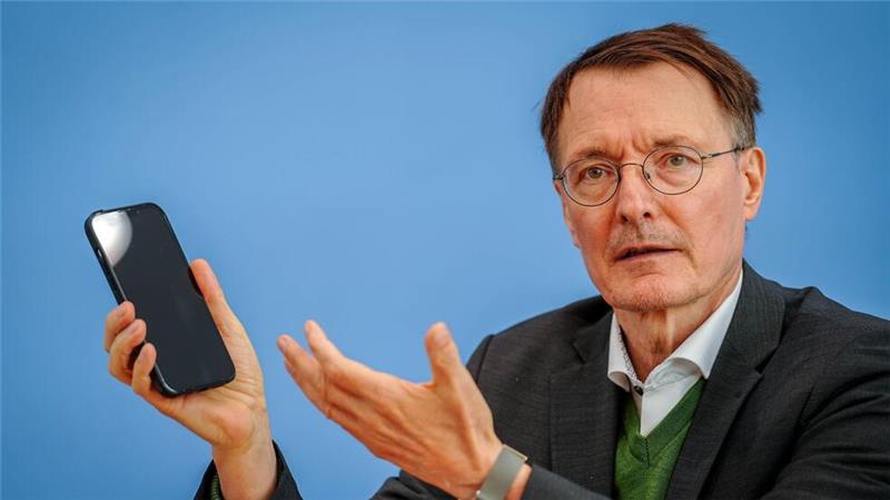 „E-Patientenakte für alle“ - was das für Versicherte heißt Gesundheitsminister Karl Lauterbach (SPD) wirbt für die E-Patientenakte.(Archivbild)