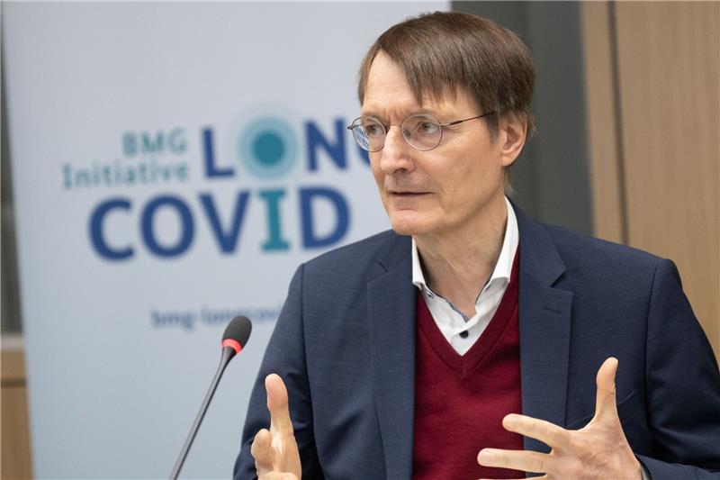 Gesundheitsminister Karl Lauterbach erinnert an die Corona-Imnpfung.