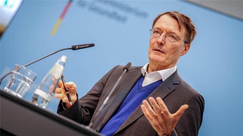 Experten: 0,8 Prozentpunkte mehr Krankenkassenbeitrag Gesundheitsminister Karl Lauterbach nennt deutlich steigende Klinikausgaben als wesentlichen Grund für die voraussichtlich höheren Kassenbeiträge. (Archivbild)