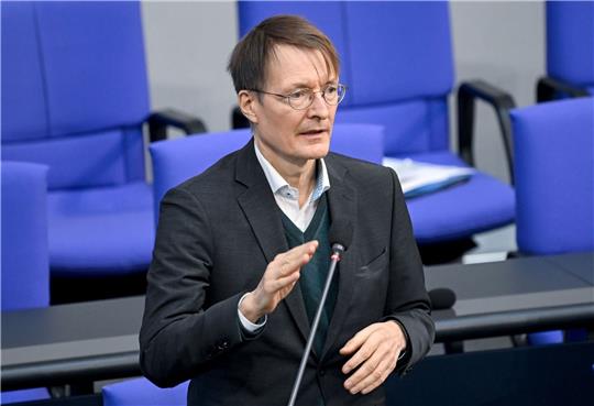 Gesundheitsminister Karl Lauterbach sichert Krankenhäusern und Pflegeheimen in der Energiekrise Unterstützung zu.
