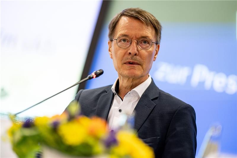Lauterbach treibt „Hitzeschutzplan” voran Gesundheitsminister Karl Lauterbach spricht auf einer Pressekonferenz.