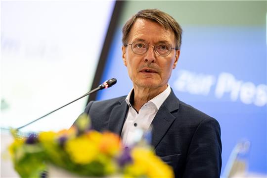 Gesundheitsminister Karl Lauterbach spricht auf einer Pressekonferenz.