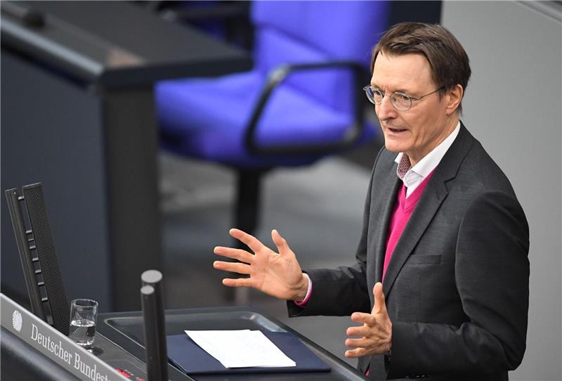 Gesundheitsminister Karl Lauterbach spricht bei der Debatte zum Gesetz zur kontrollierten Freigabe von Cannabis im Bundestag.