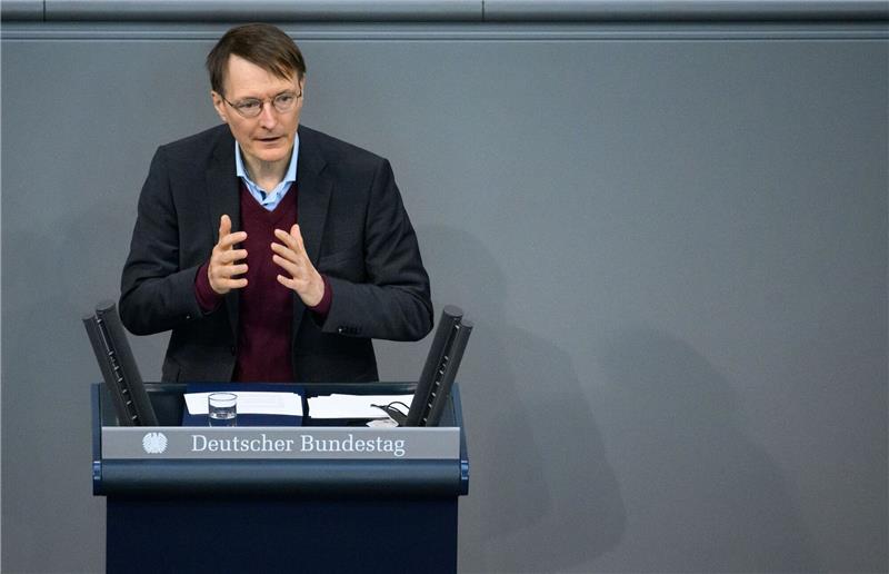 Krankenkassen-Finanzspritze: Höhere Beiträge 2023 Gesundheitsminister Karl Lauterbach spricht bei einer Debatte im Deutschen Bundestag.