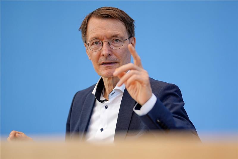 Von Welle zu Welle? Sorgen vor einem Corona-Herbst wachsen Gesundheitsminister Karl Lauterbach warnt vor einem katastrophalen Herbst, sollten nicht weiter Maßnahmen gegen die Corona-Ausbreitung greifen.