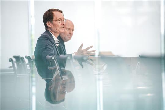 Gesundheitsminister Lauterbach: «In dieser Erkältungs- und Grippesaison sollen besorgte Eltern nicht erneut vor leeren Apothekenregalen stehen.»