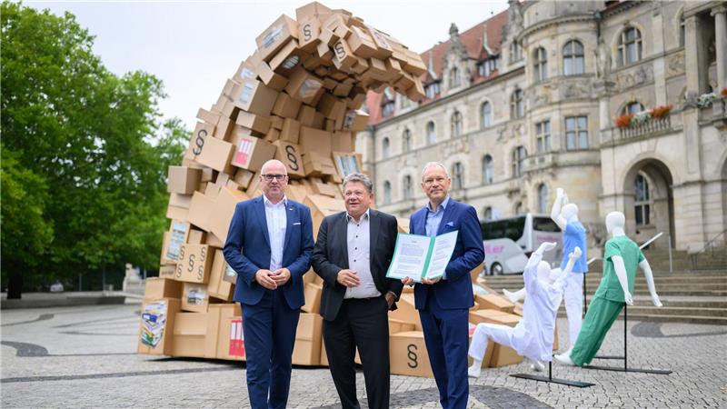 Kliniken beklagen Bürokratie: Weniger Zeit für Patienten Gesundheitsminister Philippi (Mitte) nimmt die Forderungen der Klinikgesellschaft ernst.