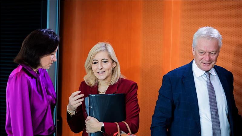 Organspende wird reformiert - Wie zu mehr Nieren? Gesundheitsministerin Nina Warken (CDU, mitte) brachte die Gesetzesänderung ins Kabinett ein.