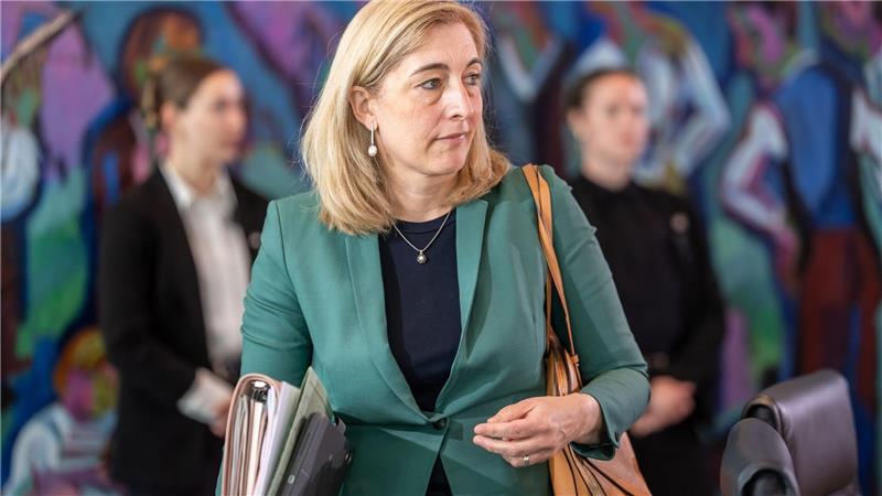 Gesundheitsministerin Warken bringt ihr Sparpaket in Bundestag und Bundesrat.