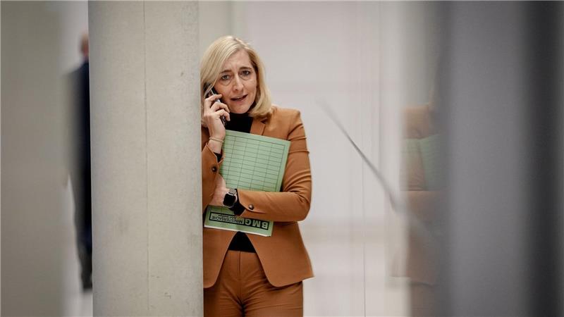 Gesundheitsministerin Warken plant eine große Pflegereform. (Archivbild)