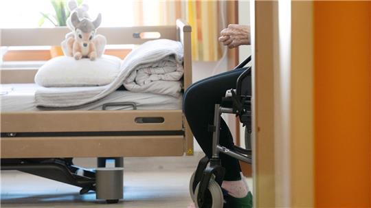 Gesundheitsministerin Warken stehen bei Pflegereform schwierige Verhandlungen bevor. (Archivbild)
