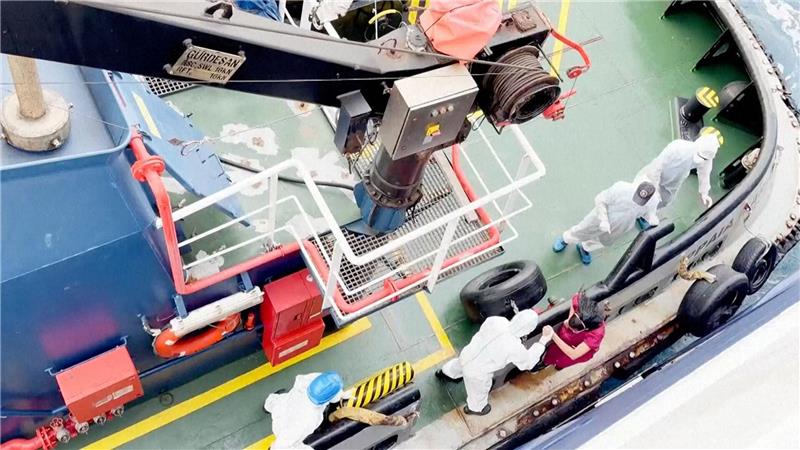 Hantavirus: Auch Deutsche von Kreuzfahrtschiff geholt Gesundheitspersonal verlässt die unter niederländischer Flagge fahrende „Hondius“. (Archivbild)