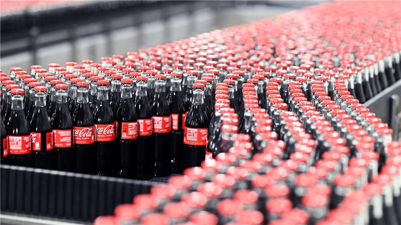 Ausstand bei Coca-Cola beginnt im Norden - Streit um Lohn Getränkeabfüllung bei Coca-Cola: Mit einer Warnstreikwelle will die Gewerkschaft höhere Löhne durchsetzen. (Archivfoto)