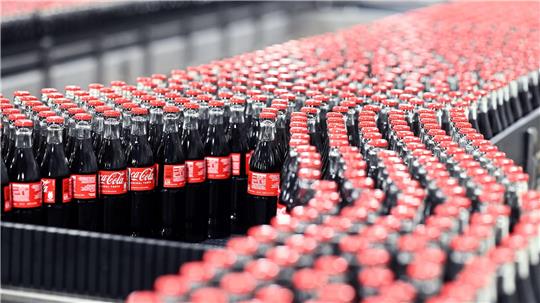 Getränkeabfüllung bei Coca-Cola: Mit einer Warnstreikwelle will die Gewerkschaft höhere Löhne durchsetzen. (Archivfoto)