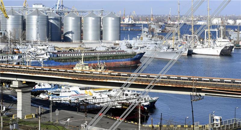 Erdogan: Russland und Ukraine verlängern Getreideabkommen Getreidesilos im Hafen von Odessa. Russland hat einer Verlängerung der Vereinbarung über die weiteren Exporte von ukrainischem Getreide über drei Schwarzmeerhäfen zugestimmt.