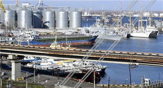 Getreidesilos im Hafen von Odessa. Russland hat einer Verlängerung der Vereinbarung über die weiteren Exporte von ukrainischem Getreide über drei Schwarzmeerhäfen zugestimmt.