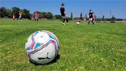 Geübt wird mit und ohne Ball. So oder so gilt: Immer in Bewegung bleiben.