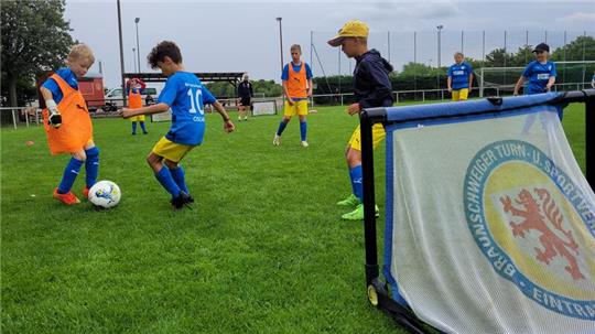 Geübt wird vor allem mit dem Ball: 26 Kinder nehmen am Fußball-Feriencamp von Eintracht Braunschweig teil.