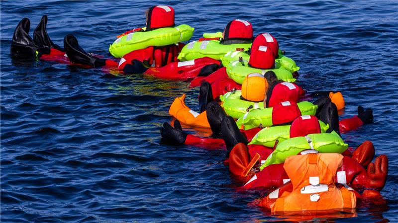 Angehende Astronauten paddeln für den Notfall Geübt wurde unter anderem, im Verbund in Überlebensanzügen zu schwimmen.