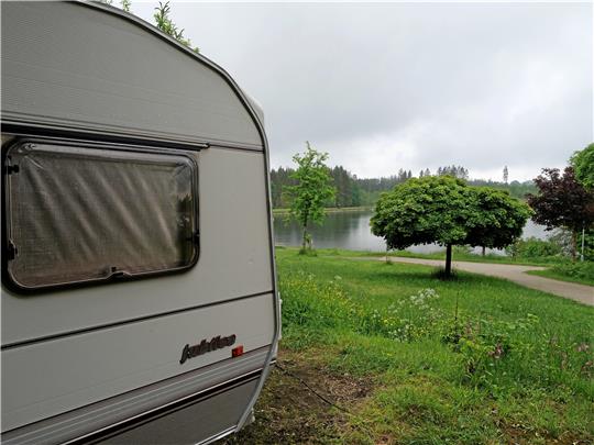 Gewässer in der Nähe eines Campingplatzes wie der Pixhaier Teich (Bild) können im Falle eines Feuers hilfreich sein. Dann, wenn der Inhalt des Wasser führenden Fahrzeugs der Feuerwehr nicht ausreichen sollte.  Foto: Potthast