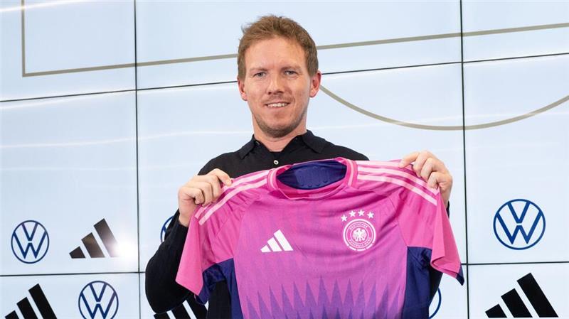 Dubai sein ist alles - oder? Was dieses Jahr angesagt war Gewagte Farben? Bundestrainer Julian Nagelsmann präsentierte schon im März das pinkfarbene EM-Trikot des DFB-Teams. (Foto: Archiv)