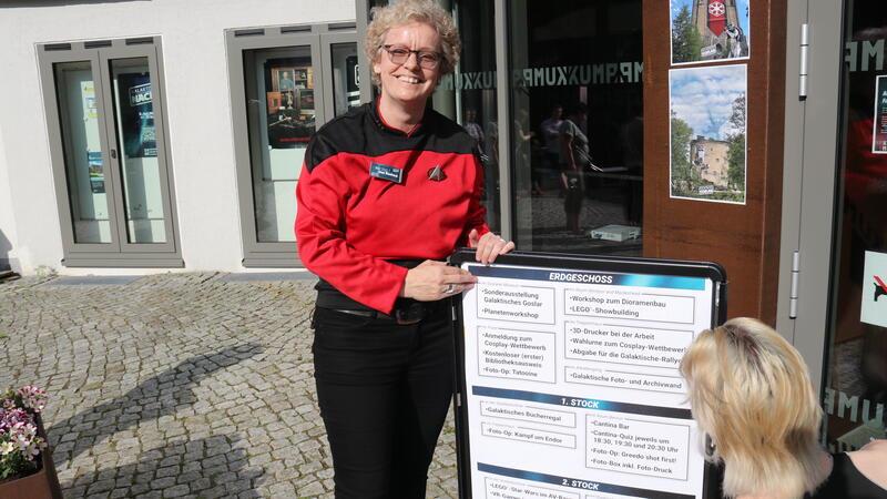 Gewagtes Outfit: Jessica Szodruch kommt zum Star-Wars-Treffen in Star-Trek-Uniform. Und dann auch noch in Rot. Live long and prosper.