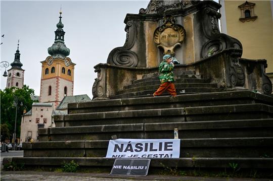 «Gewalt ist kein Weg» steht auf einem Schild: Als ein Bewaffneter diese Woche den slowakischen Premierminister Robert Fico anschoss, ging ein Schock durch das mitteleuropäische Land.