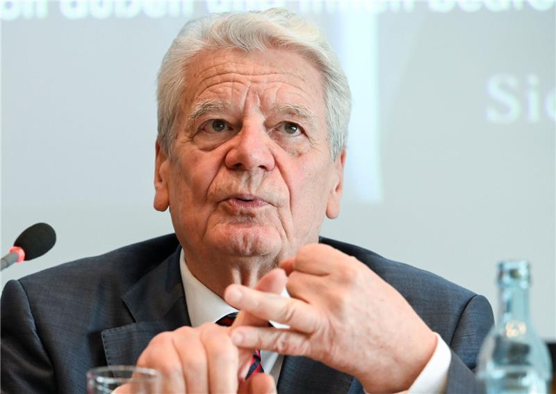 Gauck kritisiert Altkanzler Schröder wegen Russland «Gewalt nützt ihm, Krieg nützt ihm», sagt Joachim Gauck, Bundespräsident a.D., über Kremlchef Wladimir Putin.
