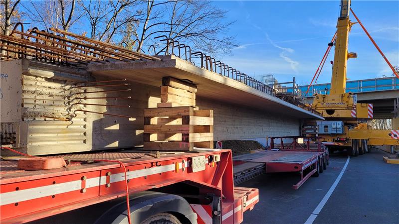 Gewaltig: Jedes der sieben Brückenelemente ist 15,5 Meter lang, das schwerste Teil wiegt 29 Tonnen.